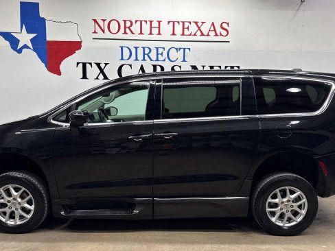 Used 2022 Chrysler Voyager LX image 9
