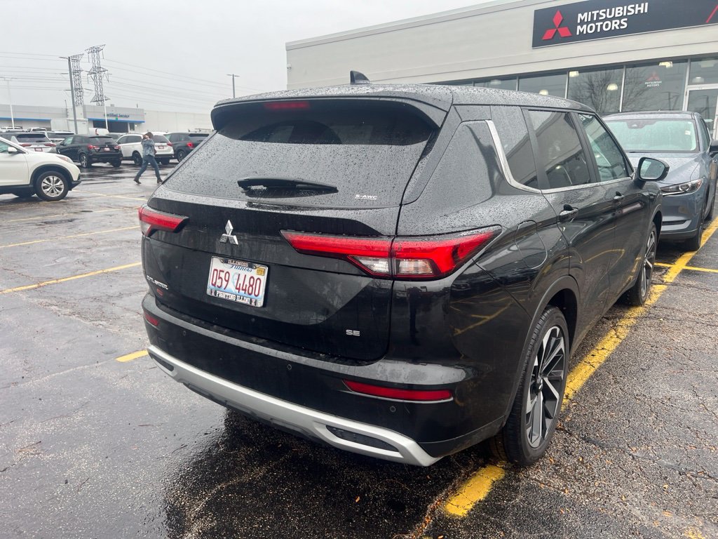 Used 2023 Mitsubishi Outlander SE AWD/4WD image 3