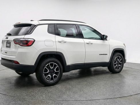 Used 2025 Jeep Compass Trailhawk image 9