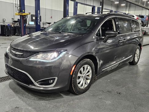 Used 2018 Chrysler Pacifica Touring-L image 8