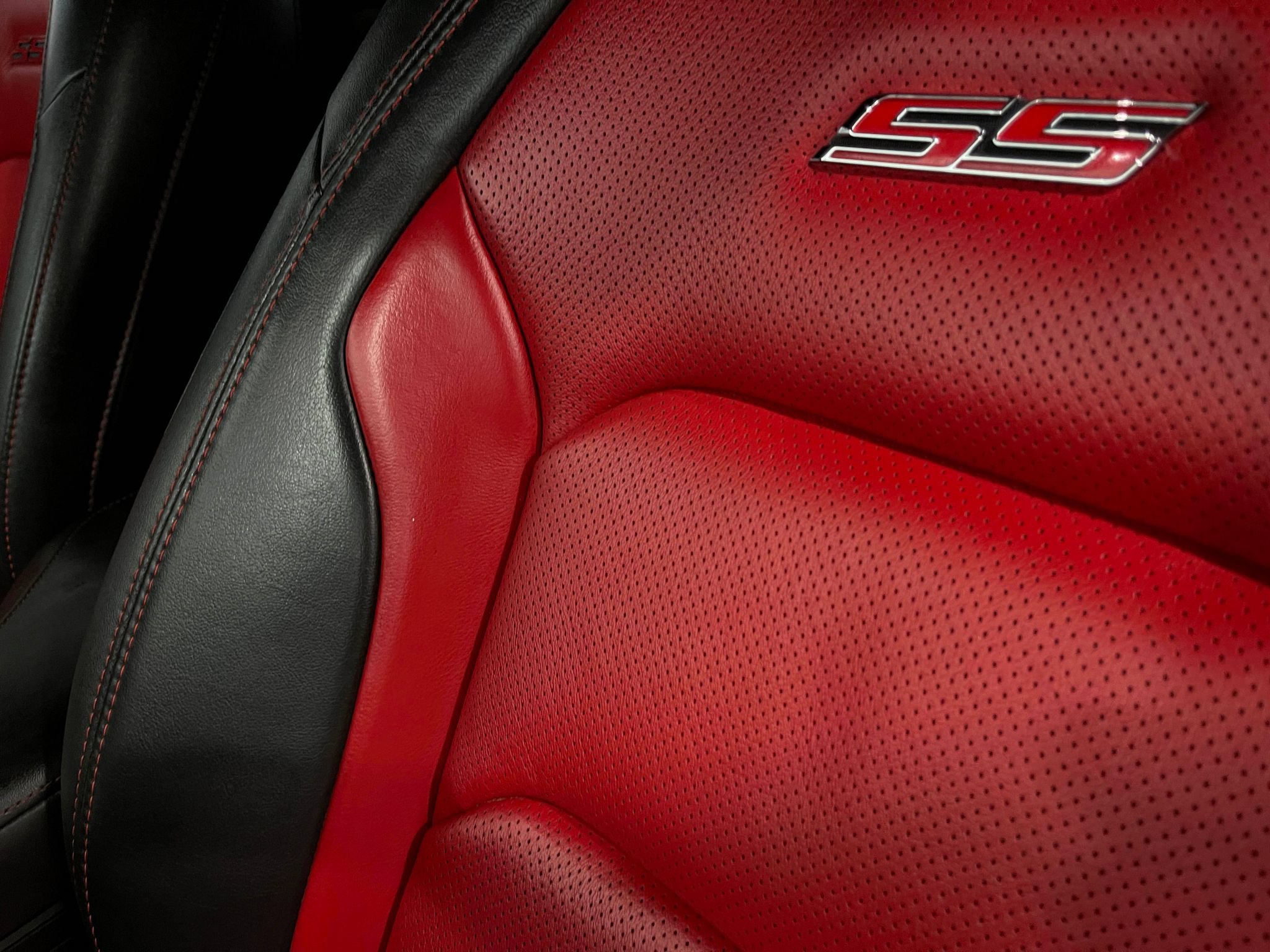 Used 2018 Chevrolet Camaro SS RWD image 17