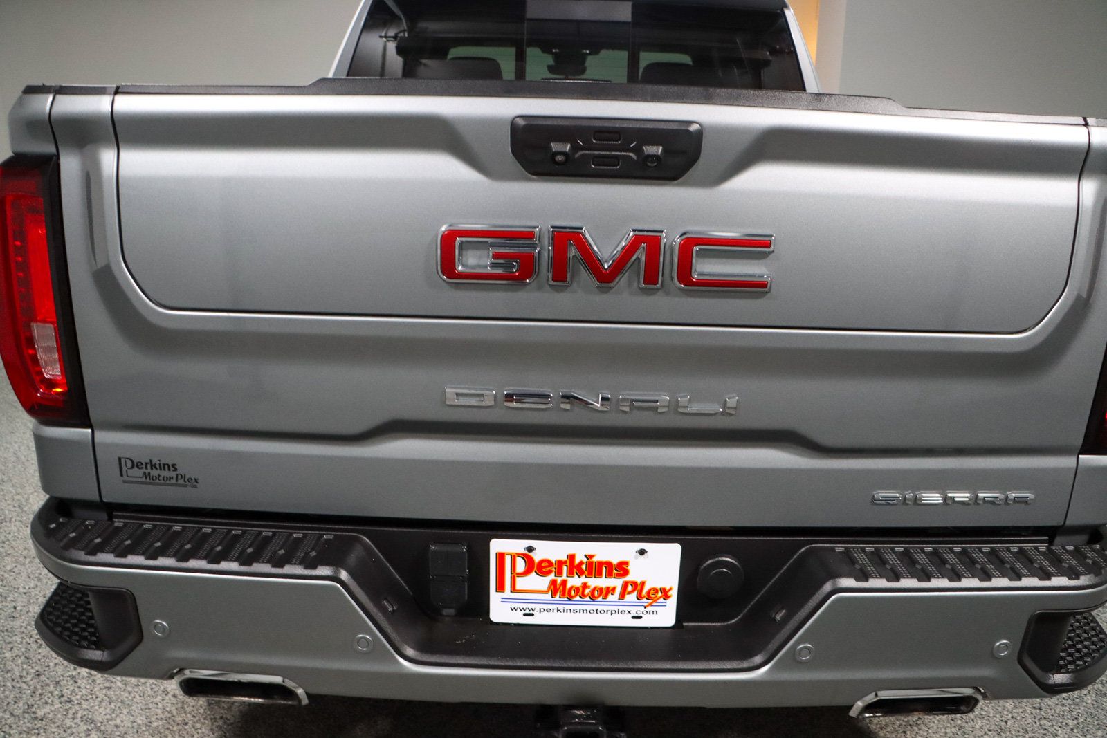 Used 2023 GMC Sierra 1500 Denali w/ Technology Package AWD/4WD image 9