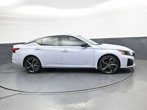 Used 2023 Nissan Altima 2.5 SR w/ SR Premium Package AWD/4WD image 3