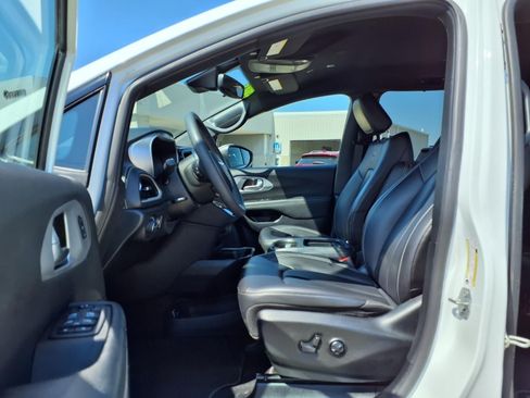 Certified 2023 Chrysler Pacifica Touring-L w/ S Appearance Package AWD/4WD image 19