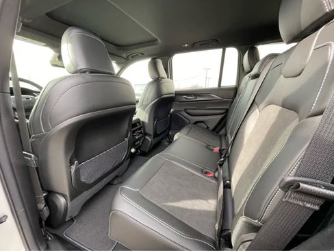 New 2025 Jeep Grand Cherokee Altitude image 24