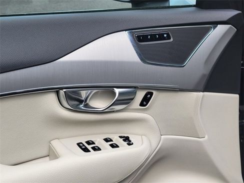 Used 2022 Volvo XC90 T5 Momentum w/ Climate Package image 19