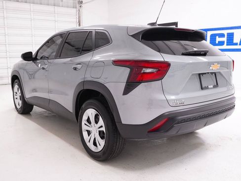 Used 2025 Chevrolet Trax LS FWD image 32