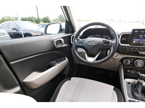Certified 2025 Hyundai Venue SEL FWD image 10
