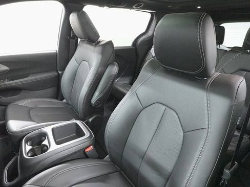 New 2026 Chrysler Pacifica Select image 13