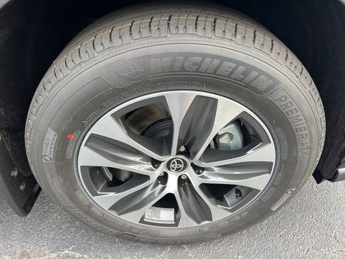 New 2025 Toyota Highlander XLE FWD image 12