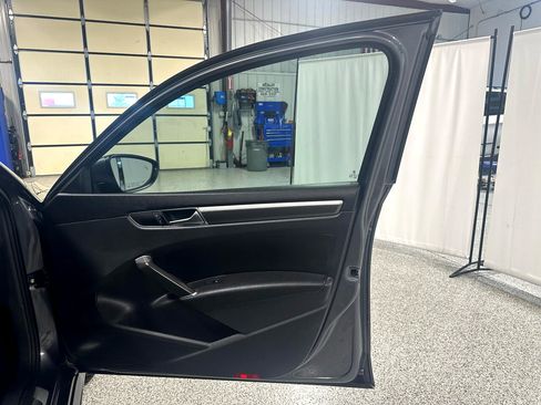 Used 2018 Volkswagen Passat 2.0T R-Line w/ R-Line Lighting Package image 13