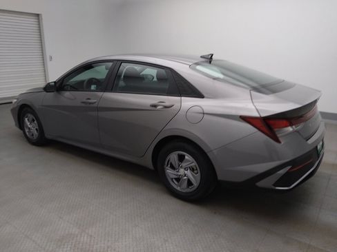Used 2024 Hyundai Elantra SE image 3