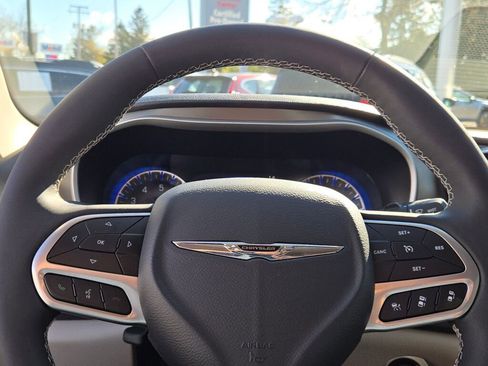 Used 2024 Chrysler Pacifica Touring-L image 28