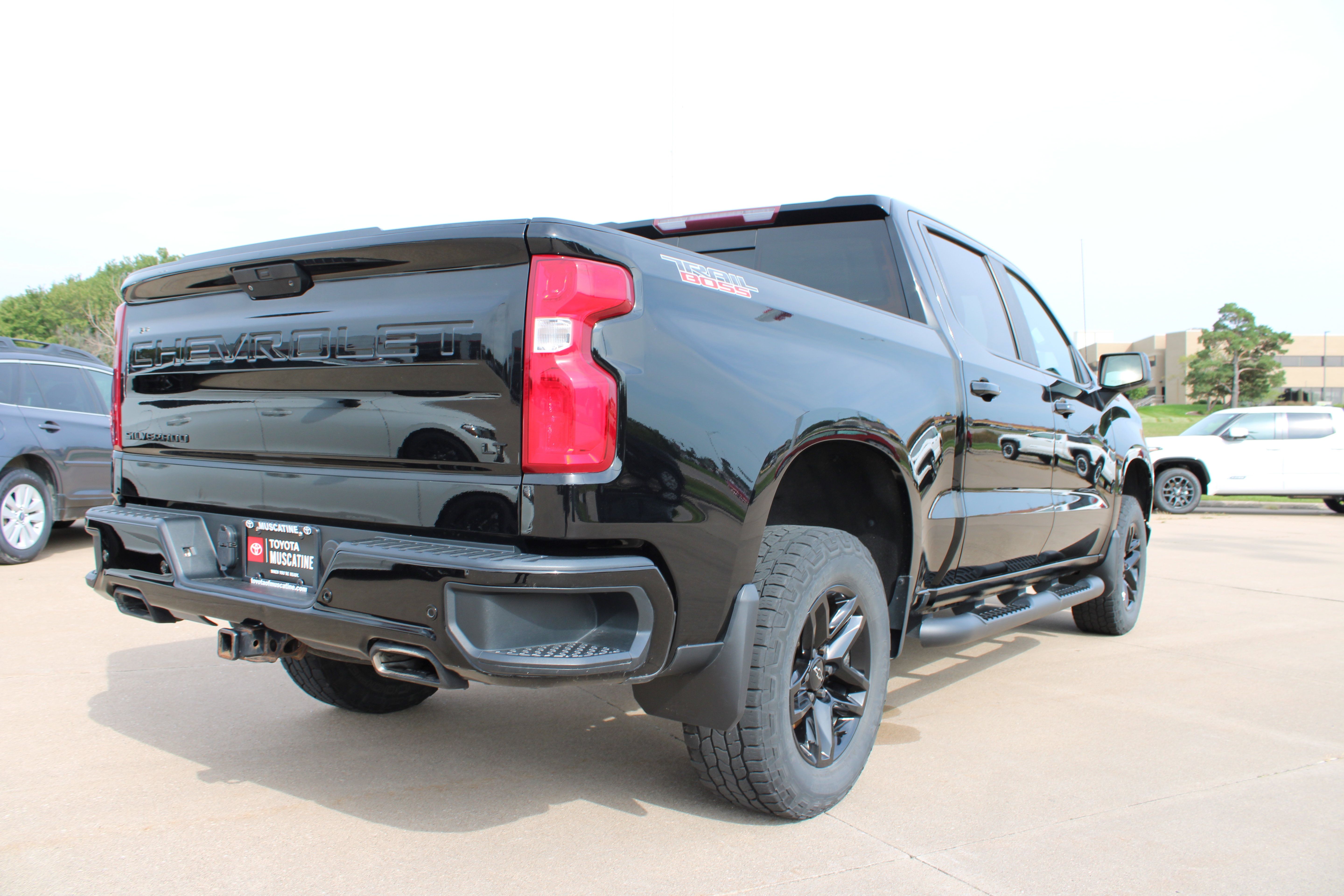 Used 2020 Chevrolet Silverado 1500 LT Trail Boss w/ Midnight Edition AWD/4WD image 18