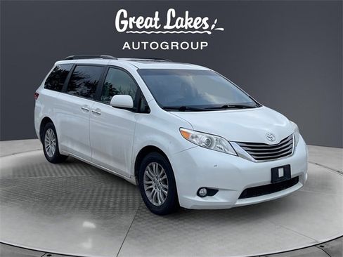 Used 2017 Toyota Sienna XLE image 4