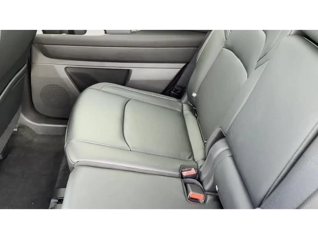 Used 2023 Nissan Pathfinder SL AWD/4WD image 18