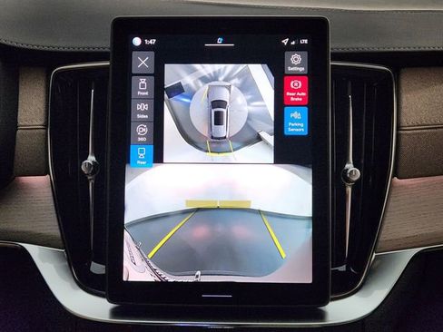 New 2026 Volvo XC90 T8 Plus w/ Protection Package Premier image 18