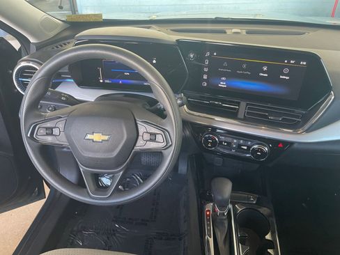 Used 2025 Chevrolet Trax LT image 33