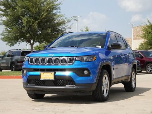 Used 2023 Jeep Compass Latitude AWD/4WD image 3
