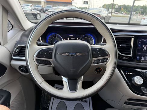 Used 2018 Chrysler Pacifica Limited w/ Advanced Safetytec Group FWD image 14