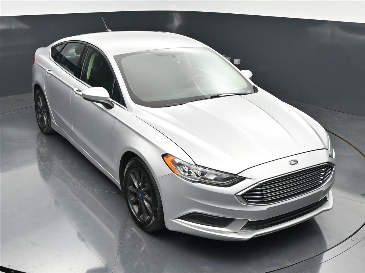 Used 2017 Ford Fusion SE w/ Fusion SE Technology Package FWD image 21