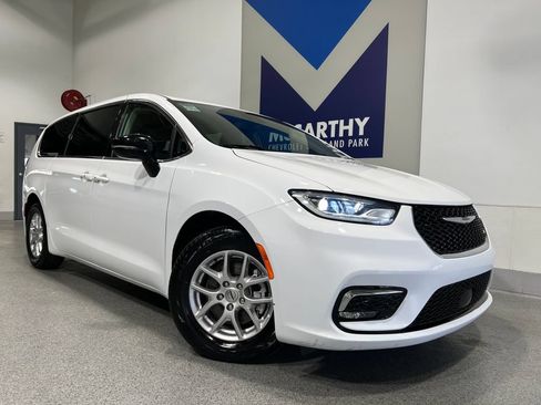 Used 2024 Chrysler Pacifica Touring-L FWD image 2