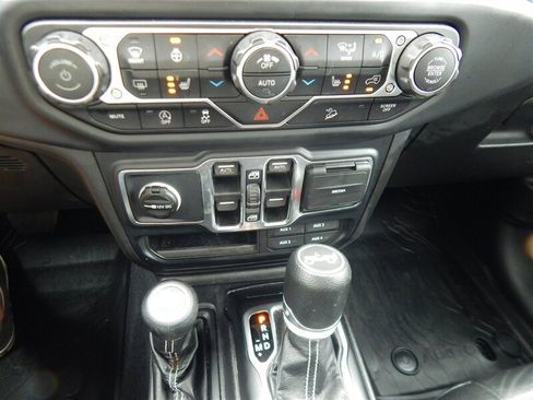 Used 2019 Jeep Wrangler Unlimited Sahara AWD/4WD image 31