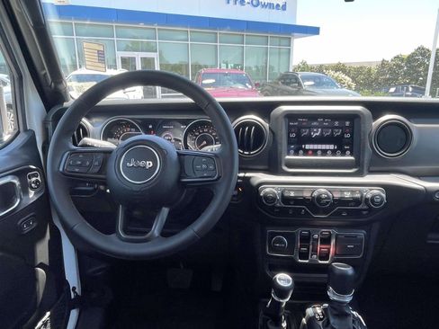 Used 2023 Jeep Gladiator Sport AWD/4WD image 12
