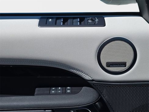 Certified 2025 Land Rover Discovery S image 30