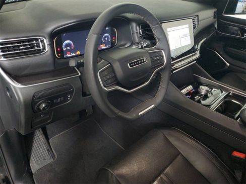 Used 2023 Jeep Wagoneer 4WD image 10