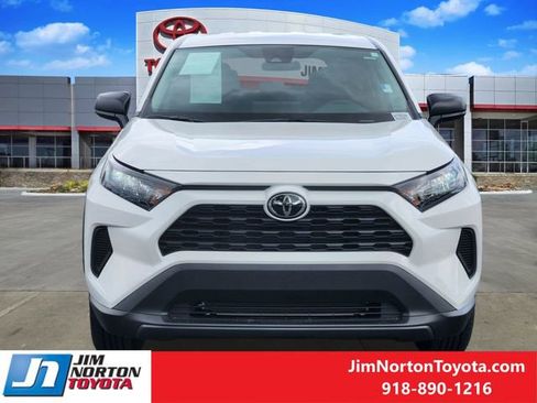 Used 2022 Toyota RAV4 LE FWD image 2