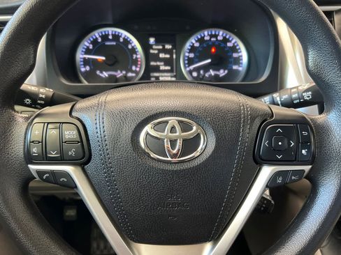 Used 2017 Toyota Highlander LE w/ Carpet Mat Package AWD/4WD image 25