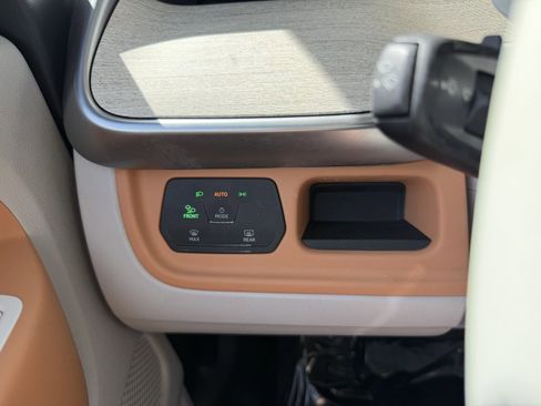 Used 2025 Volkswagen ID. Buzz 1st Edition image 26