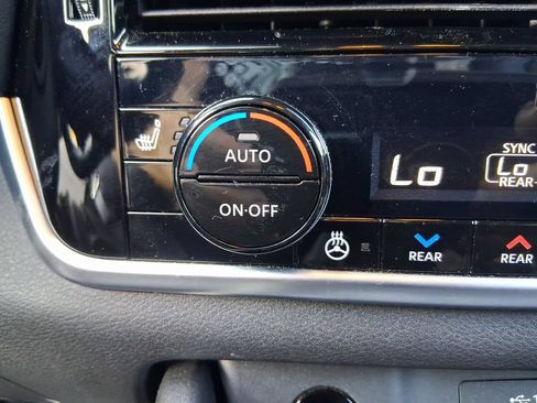 Used 2025 Nissan Rogue SL w/ SL Premium Package FWD image 30
