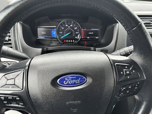 Used 2019 Ford Explorer XLT w/ Equipment Group 202A AWD/4WD image 17