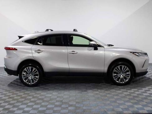 Certified 2022 Toyota Venza XLE AWD/4WD image 7