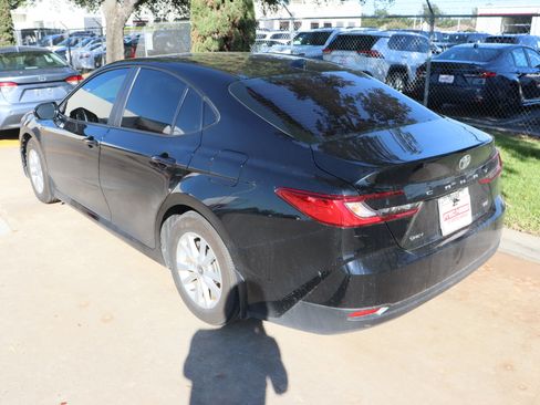 Used 2025 Toyota Camry LE image 5