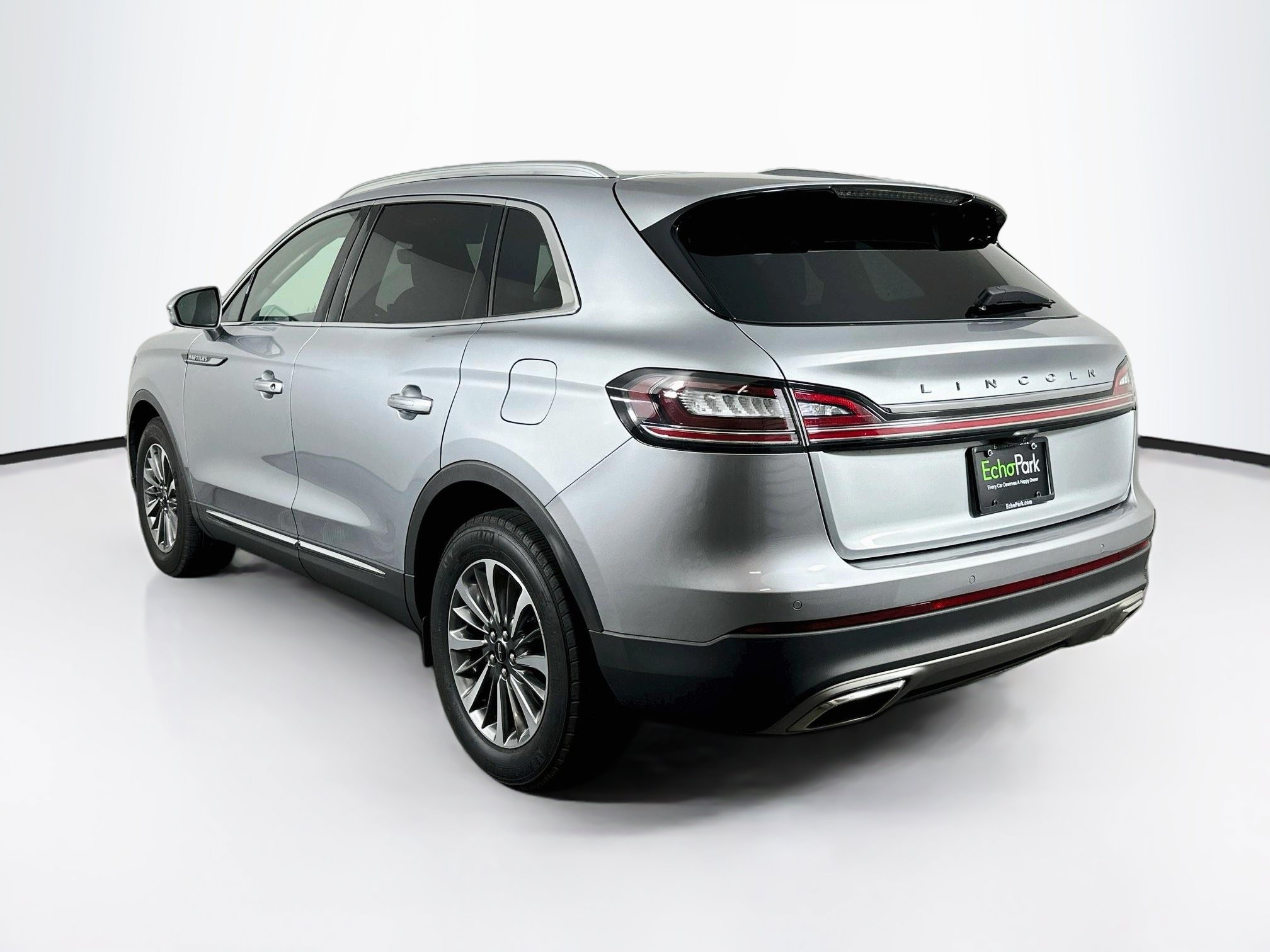 Used 2023 Lincoln Nautilus FWD w/ Premium Package image 5
