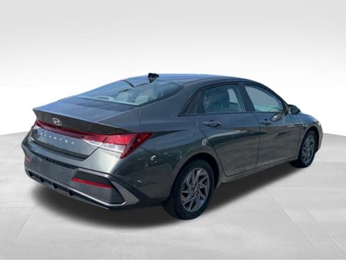 Used 2024 Hyundai Elantra SEL FWD image 6