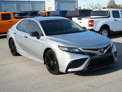 Used 2021 Toyota Camry SE image 3