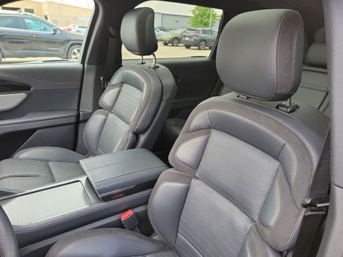 Used 2025 Lincoln Nautilus Reserve AWD/4WD image 5