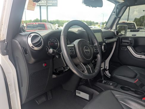 Used 2014 Jeep Wrangler Unlimited Sahara w/ Connectivity Group AWD/4WD image 13