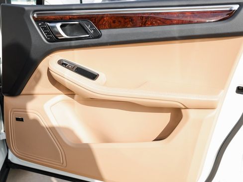 Used 2025 Porsche Macan image 27