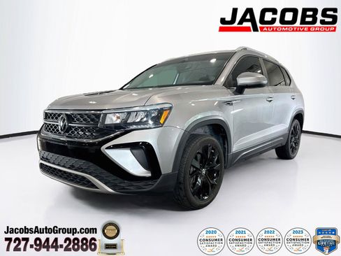 Used 2023 Volkswagen Taos SE w/ Black Wheel Package FWD image 1