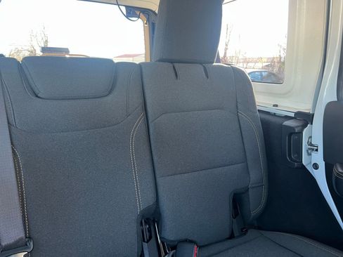 Used 2025 Jeep Wrangler Sahara image 36