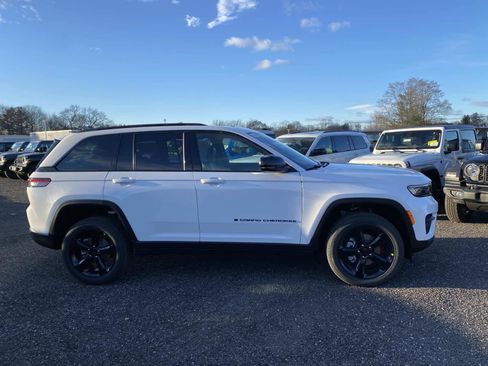 New 2025 Jeep Grand Cherokee Laredo image 2