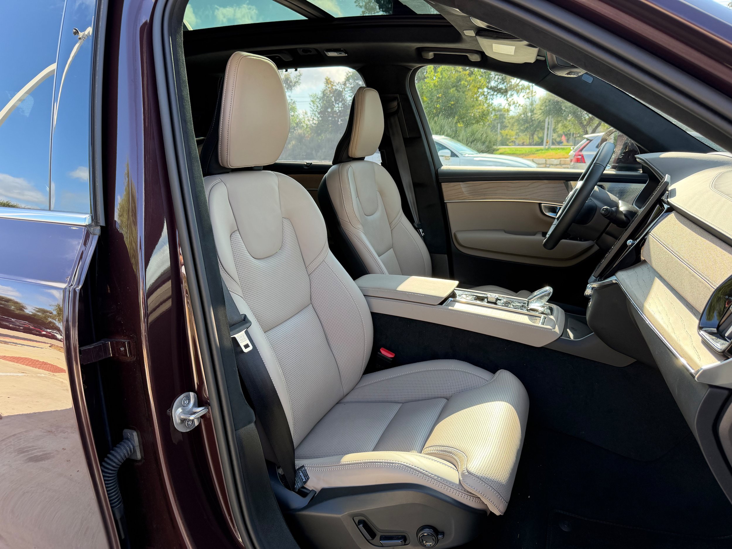 Certified 2025 Volvo XC90 T8 Ultra AWD/4WD image 10