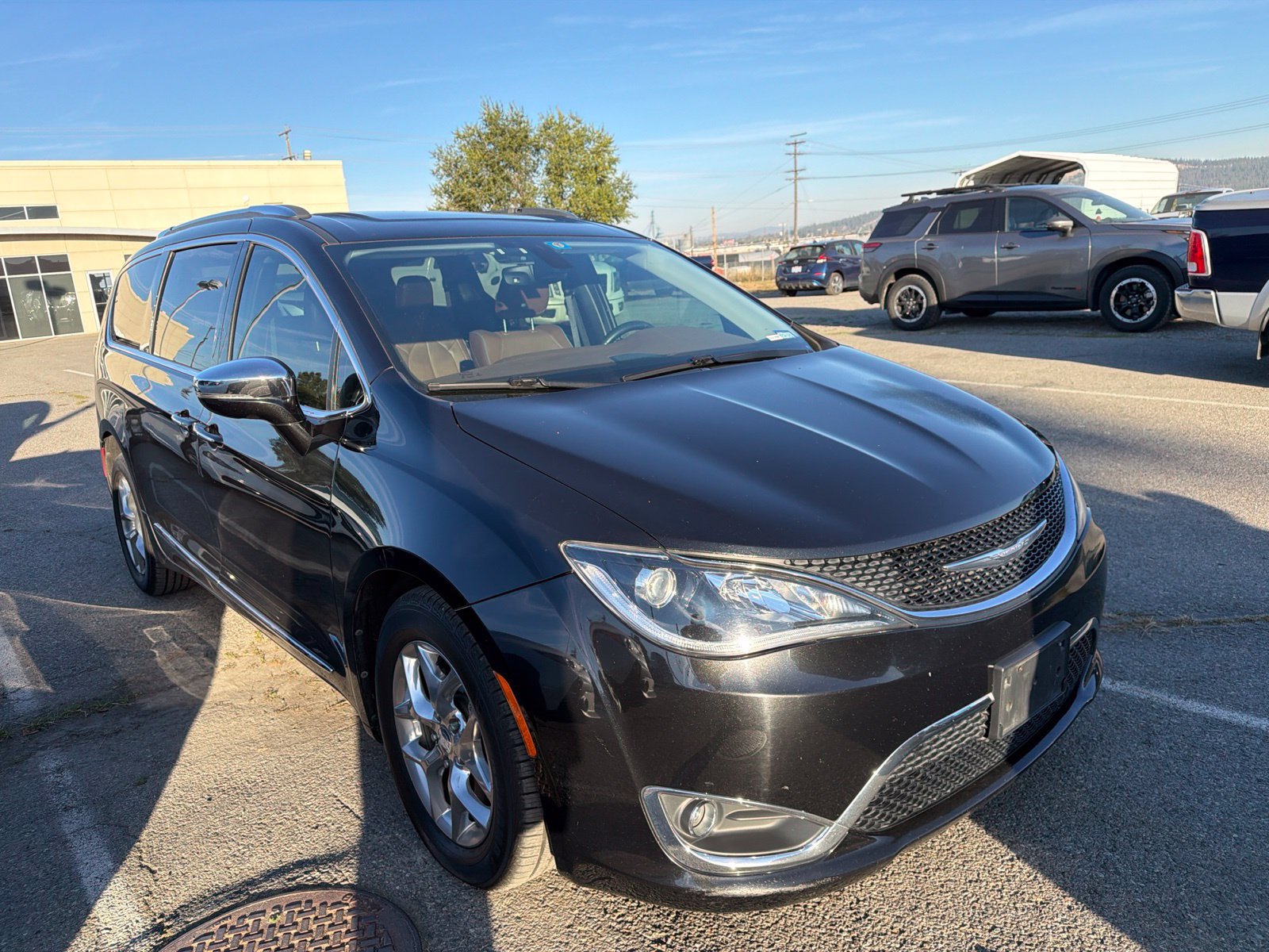 Used 2017 Chrysler Pacifica Limited w/ UConnect Theater Package FWD image 3