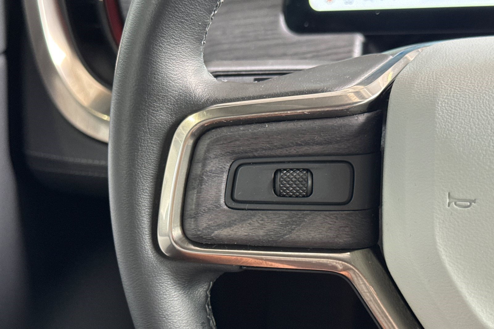 Used 2025 Rivian R1S Adventure Dual AWD/4WD image 30