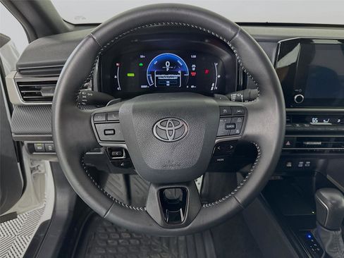 Used 2025 Toyota Camry SE image 17